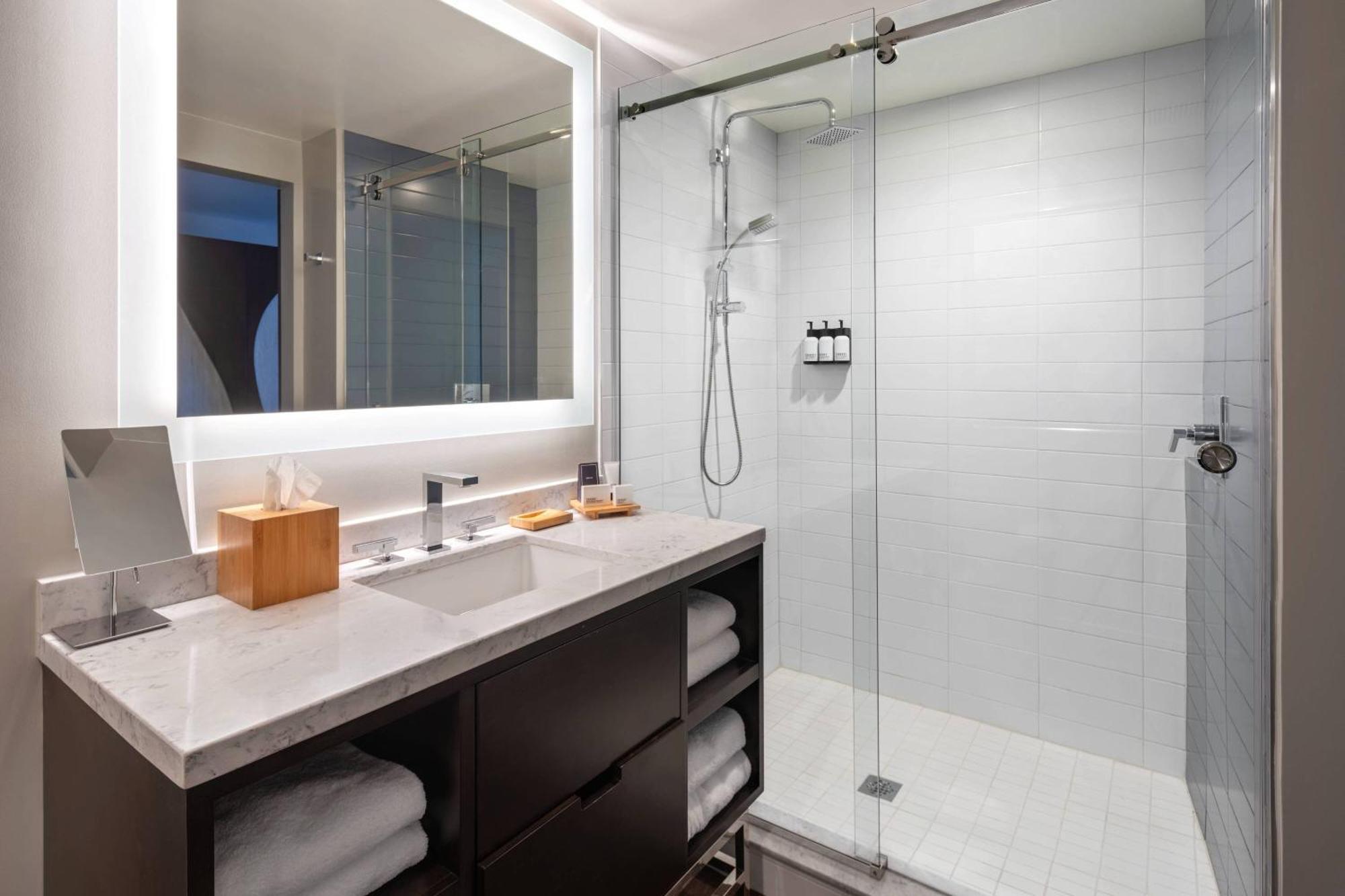 Expansive, Guest room, 1 King, Bay view
